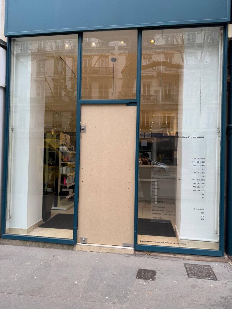 remplacement définitif de la vitrine à Lyon