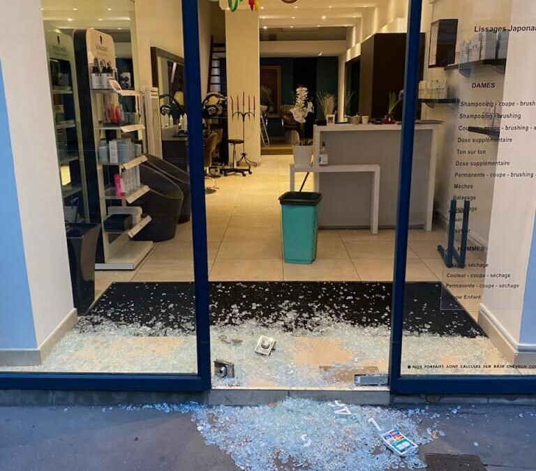 Quel type de verre un vitrier à Lyon recommande-t-il pour une boutique en centre-ville ?